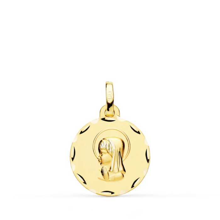 Medalla de la Virgen Niña en oro amarillo de 18 quilates, tamaño 16 mm, con bisel tallado facetado de alta luminosidad sobre fondo blanco.