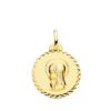 Medalla de la Virgen Niña en oro amarillo de 18 quilates de 20 mm con borde labrado de talla cruzada brillante sobre fondo blanco.