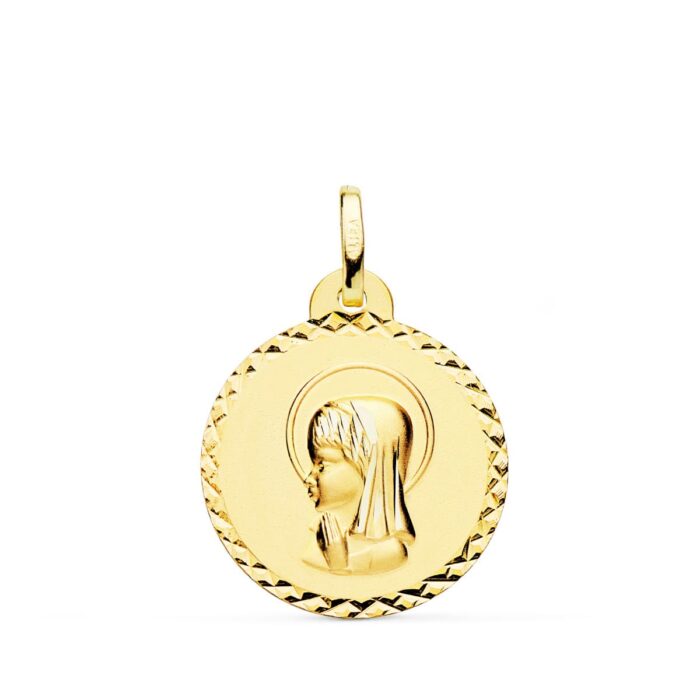 Medalla de la Virgen Niña en oro amarillo de 18 quilates de 20 mm con borde labrado de talla cruzada brillante sobre fondo blanco.
