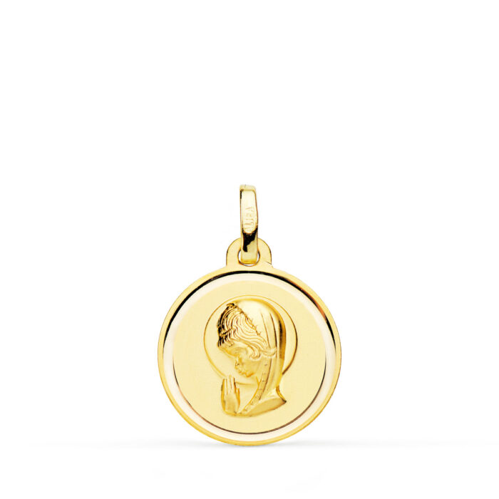 Medalla de la Virgen Niña en oro amarillo de 18 quilates de 18 mm con borde liso y acabado pulido brillante sobre fondo blanco.