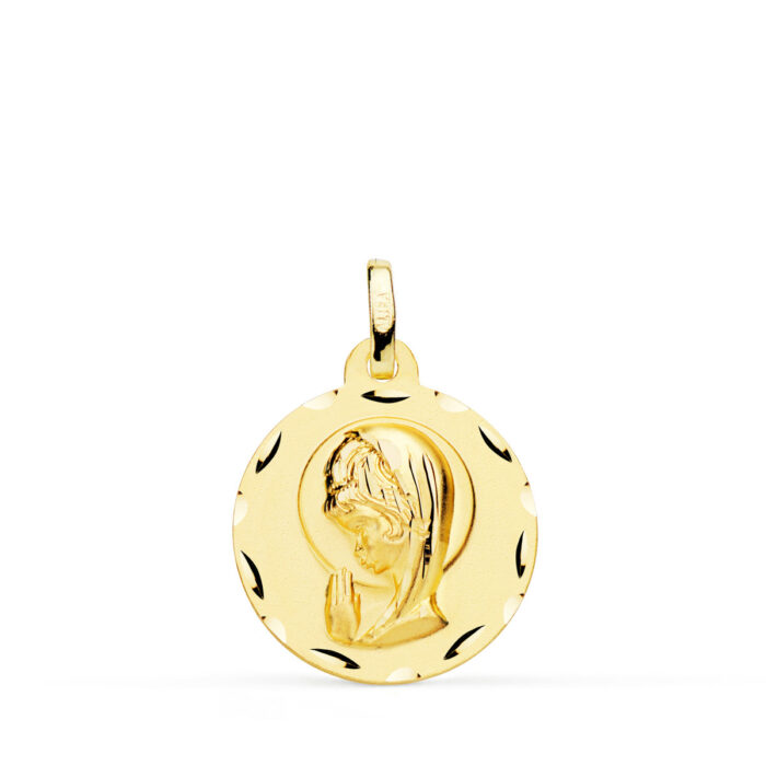 Medalla de la Virgen Niña en relieve de oro amarillo de 18 quilates con bisel liso circular de 16 mm sobre fondo blanco.