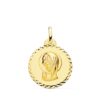 Medalla religiosa de la Virgen Niña en oro amarillo de 18K de 20 mm con borde facetado de talla cruzada sobre fondo blanco.
