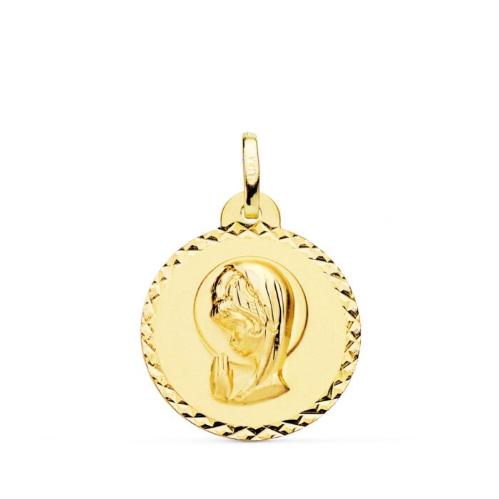 Medalla religiosa de la Virgen Niña en oro amarillo de 18K de 20 mm con borde facetado de talla cruzada sobre fondo blanco.