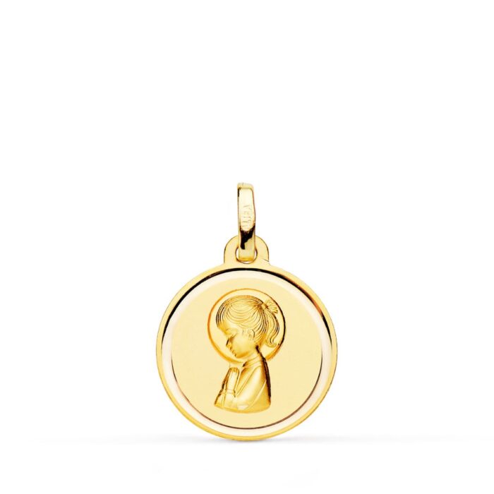 Medalla circular de la Virgen Niña en oro amarillo de 18 quilates con borde tallado brillante de 16 mm sobre fondo blanco.