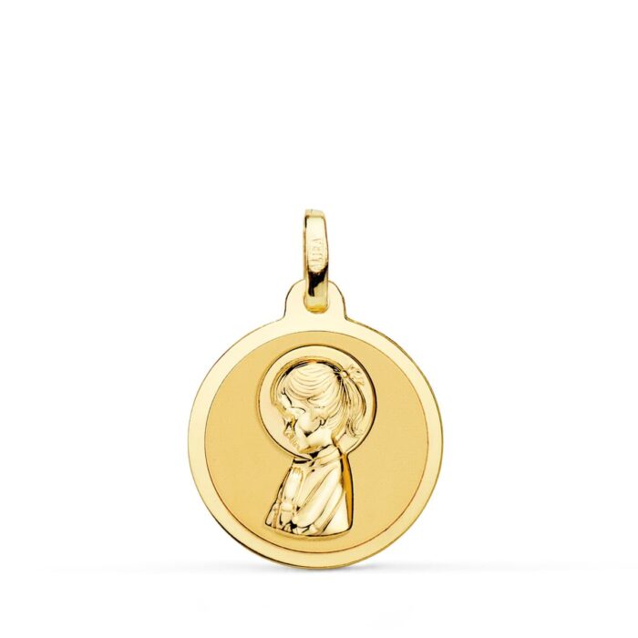 Medalla circular de oro amarillo de 18 quilates con relieve de la Virgen María rezando, acabado pulido brillante y 18 mm de diámetro.