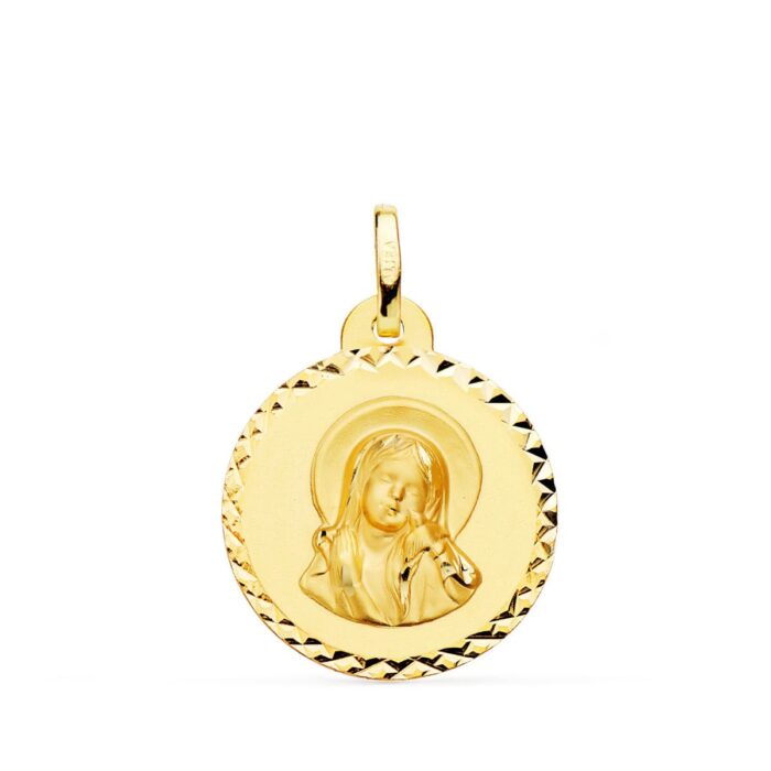 Medalla de oro amarillo de 18k con relieve de la Virgen María y el Espíritu Santo, con borde facetado de talla cruzada y 20 mm de diámetro.