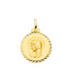 Medalla religiosa de oro amarillo 18K de la Virgen María Regina Caelorum de 22 mm con borde grabado en talla cruzada sobre fondo blanco.