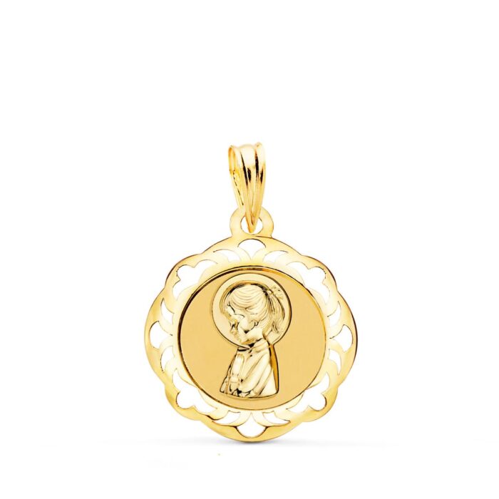 Medalla de la Virgen Niña de perfil en oro amarillo de 18 quilates con cerco calado brillante y forma redondeada de 20x18 mm.