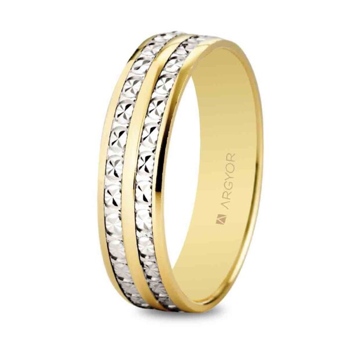 Alianza de boda de diseño original bicolor en oro amarillo y blanco de 18 quilates de 5 mm con acabado diamantado facetado y biseles, modelo 5250464 de Argyor.