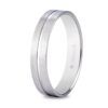Alianza de boda plana de oro blanco de 18 quilates de 4 mm con ranuras laterales, acabado satinado scotch central y cantos brillantes, modelo 5B40494.