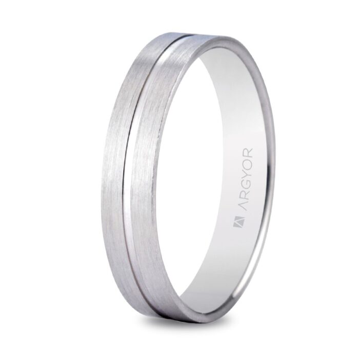Alianza de boda plana de oro blanco de 18 quilates de 4 mm con ranuras laterales, acabado satinado scotch central y cantos brillantes, modelo 5B40494.