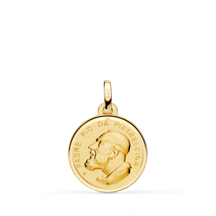 Medalla circular de oro amarillo 18K con el relieve de San Padre Pío, fondo mate suave y borde exterior tallado con brillo espejo.
