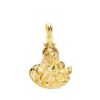 Pequeña medalla con silueta perfilada de la Virgen del Carmen en oro amarillo de 18k de 22x17 mm con relieve matizado y bordes brillantes sobre fondo blanco
