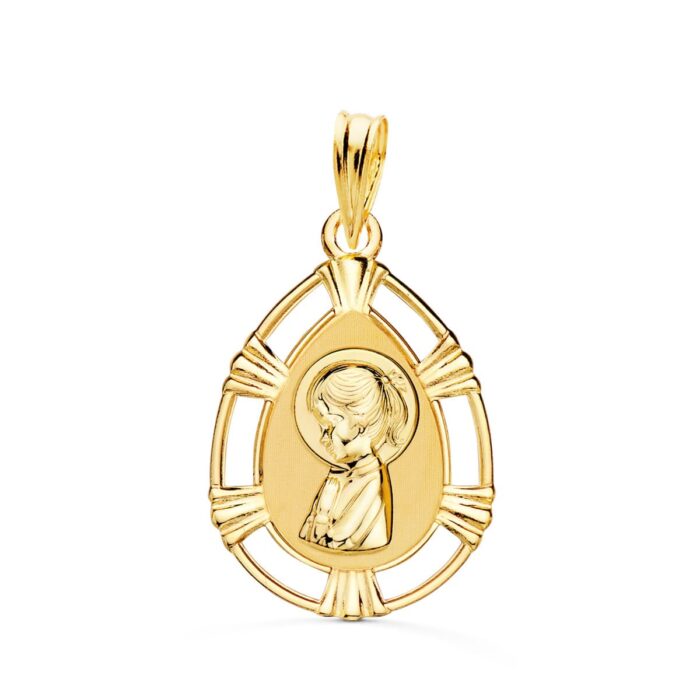 Medalla de la Virgen Niña en oro amarillo de 18 quilates con forma de gota, silueta de perfil y borde calado con acabado brillante.