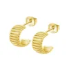 Par de pendientes de media criolla abiertos con diseño estriado texturizado en plata de ley 925 bañada en oro amarillo Lotus Silver LP3782-4/2 sobre fondo blanco