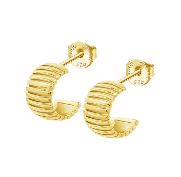 Par de pendientes de media criolla abiertos con diseño estriado texturizado en plata de ley 925 bañada en oro amarillo Lotus Silver LP3782-4/2 sobre fondo blanco