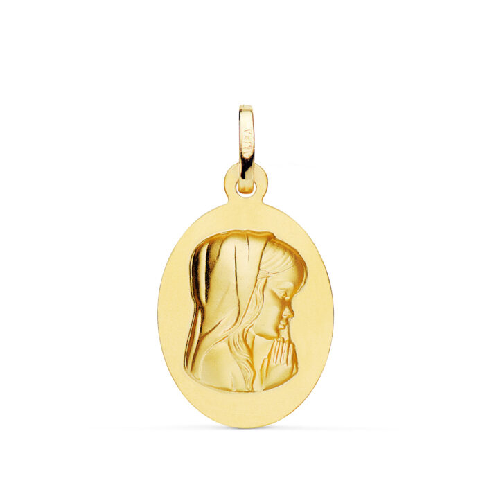 Medalla ovalada de la Virgen Niña en oro amarillo de 18 quilates de 23 x 15 mm, con centro en relieve matizado y borde exterior liso pulido.