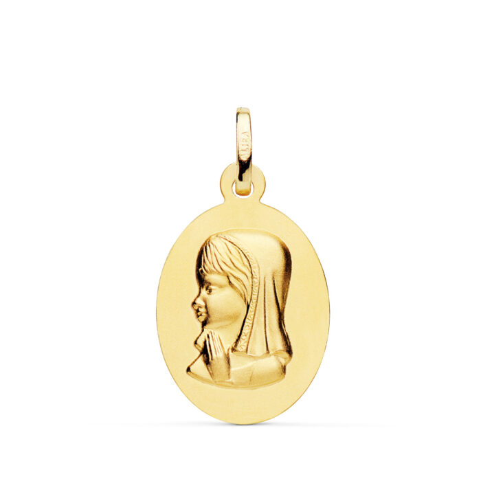 Medalla ovalada de la Virgen Niña en oro amarillo de 18 quilates, medida 23 x 15 mm, con borde ancho liso pulido y centro con acabado matizado.