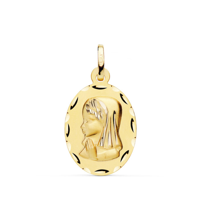 Medalla de la Virgen Niña en oro amarillo de 18 quilates, forma ovalada de 23 x 15 mm con bisel tallado brillante y relieve central matizado.