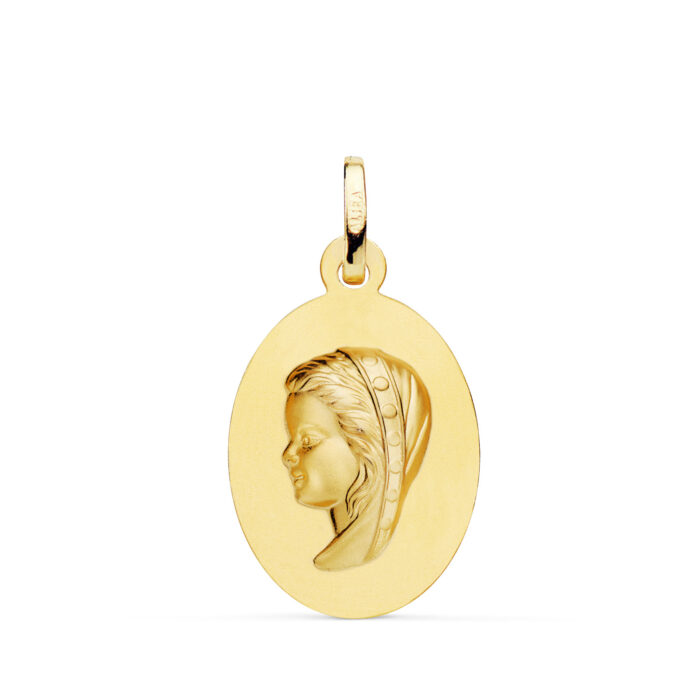 Medalla de la Virgen Niña de 23 x 15 mm en oro amarillo de 18 quilates, diseño ovalado con borde liso pulido y centro con relieve matizado.