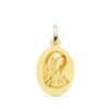 Medalla de la Virgen Niña en oro amarillo de 18 quilates, forma ovalada de 22 x 14 mm con relieve central matizado y borde liso pulido.