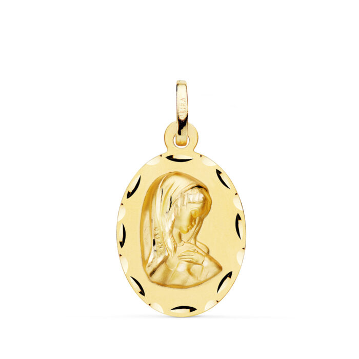Medalla ovalada de la Virgen Niña en oro amarillo de 18 quilates (23 x 15 mm) con borde exterior tallado brillante y centro con relieve matizado.