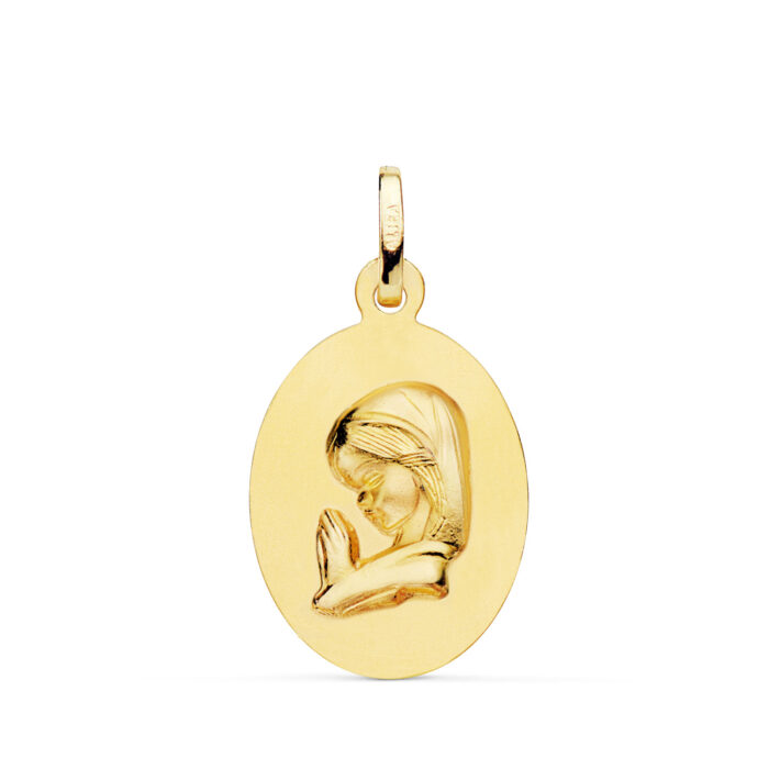 Medalla de la Virgen Niña en oro amarillo de 18 quilates, forma ovalada de 23 x 15 mm con centro matizado y borde liso brillante.