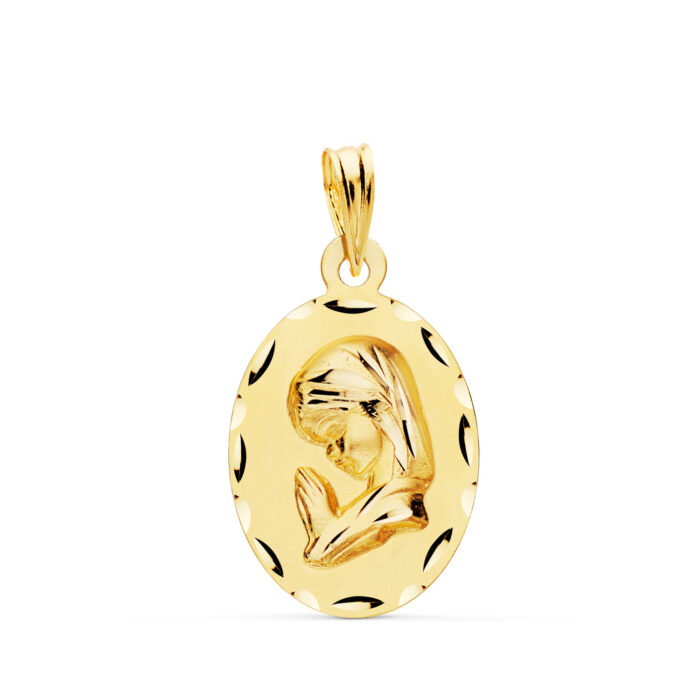 Medalla ovalada de la Virgen Niña en oro amarillo 18K de 23 x 14 mm con relieve matizado y bisel con tallas de diamante brillantes.