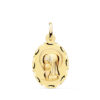 Medalla de oro amarillo 18K ovalada de la Virgen Niña con borde tallado brillante y relieve central matizado, medida 23 x 15 mm.