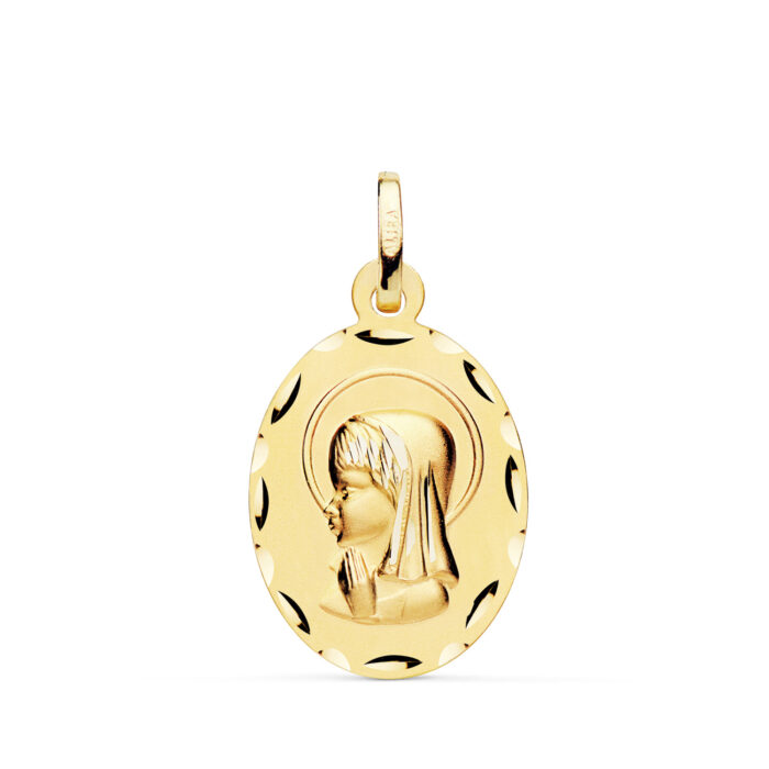 Medalla de oro amarillo 18K ovalada de la Virgen Niña con borde tallado brillante y relieve central matizado, medida 23 x 15 mm.