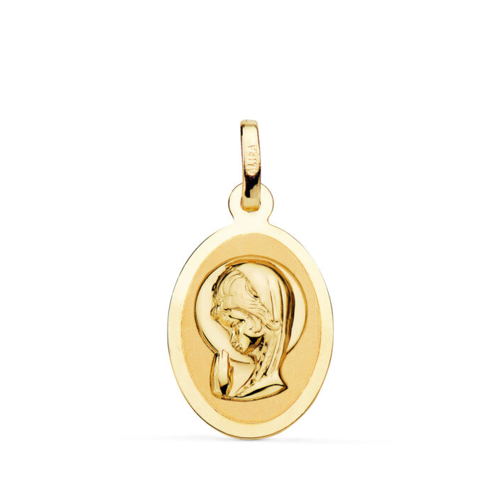 Medalla ovalada de la Virgen Niña en oro amarillo de 18 quilates de 19 x 12 mm, con acabado pulido brillante y relieve delicado.