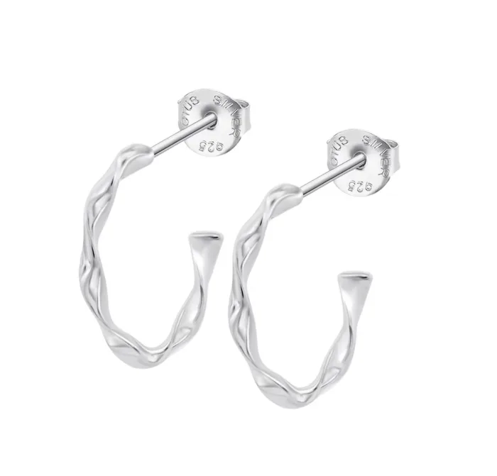 Par de pendientes de medio aro abierto con diseño texturizado retorcido y trenzado en plata de ley 925 pulida Lotus Silver LP3781-4/1 sobre fondo blanco