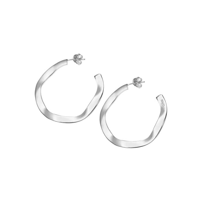 Par de pendientes de aro abierto medianos con diseño plano ondulado y retorcido en plata de ley 925 pulida Lotus Silver LP3187-4/2 sobre fondo blanco