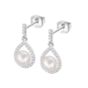 Pendientes colgantes Lotus Silver Pearls LP3198-4/1 de plata de ley con forma de lágrima, circonitas y una perla central sobre fondo blanco.