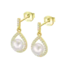 Pendientes colgantes Lotus Silver Pearls LP3198-4/2 de plata dorada con forma de lágrima, circonitas brillantes y una perla blanca central sobre fondo blanco.