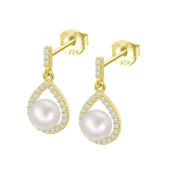 Pendientes colgantes Lotus Silver Pearls LP3198-4/2 de plata dorada con forma de lágrima, circonitas brillantes y una perla blanca central sobre fondo blanco.