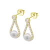 Pendientes Lotus Silver Pearls LP3481-4/2 de plata chapada en oro amarillo en perspectiva, con forma de gota, perfil de circonitas brillantes y una perla blanca central.