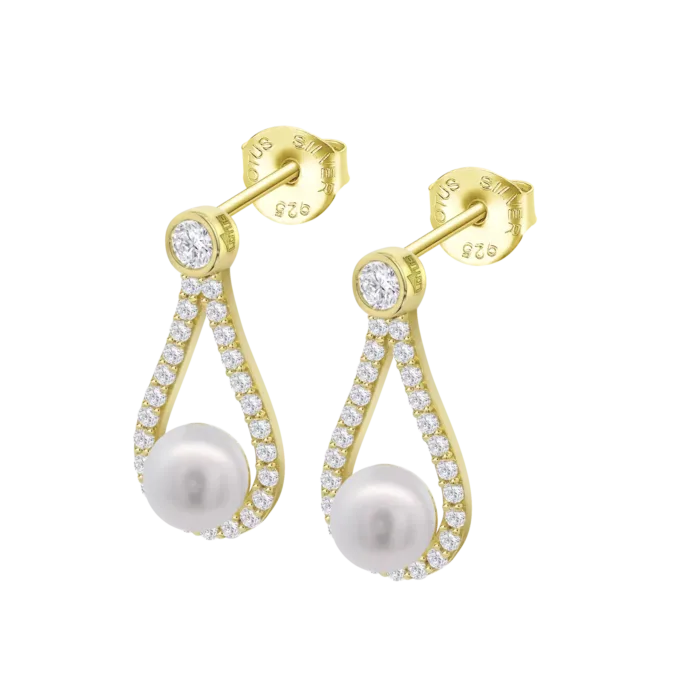 Pendientes Lotus Silver Pearls LP3481-4/2 de plata chapada en oro amarillo en perspectiva, con forma de gota, perfil de circonitas brillantes y una perla blanca central.