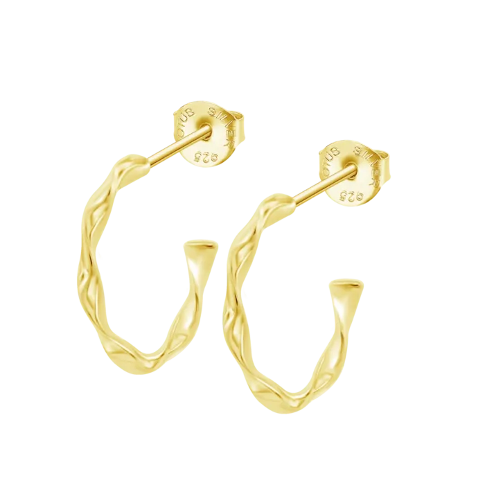 Par de pendientes de medio aro abierto con diseño texturizado retorcido y trenzado en plata de ley 925 bañada en oro amarillo Lotus Silver LP3781-4/2 sobre fondo blanco