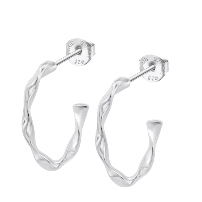 Par de pendientes de medio aro abierto grandes con diseño texturizado retorcido y acabado en plata de ley 925 pulida Lotus Silver LP3781-4/3 sobre fondo blanco