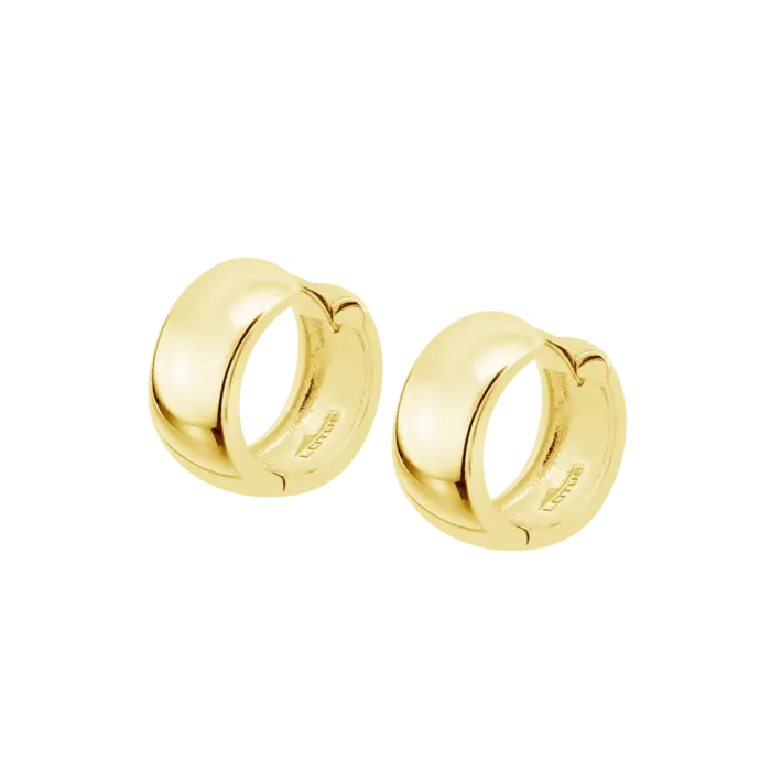 Par de pendientes de aro pequeño estilo huggie grueso y abombado en plata de ley 925 bañada en oro amarillo Lotus Silver LP3774-4/2 con cierre de bisagra sobre fondo blanco