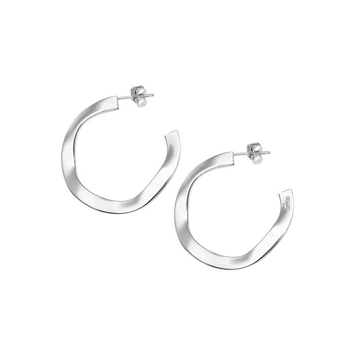 Par de pendientes de aro abierto de diseño plano ondulado y retorcido en plata de ley 925 pulida Lotus Silver LP3187-4/1 sobre fondo blanco